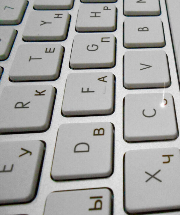 Гравировка клавиатуры. Лазерная гравировка на клавиатуре ноутбука. Гравировка клавиатуры ноутбука. Лазерная гравировка клавиатуры Apple. Гравировка клавиатуры цветная.